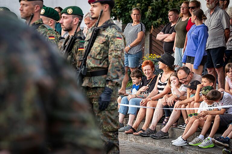 Für viele Besucher war das Gelöbnis ein ungewohntes Bild, denn so viele Soldaten sieht man selten in der Öffentlichkeit zusammen. Für viele Besucher war das Gelöbnis ein ungewohntes Bild, denn so viele Soldaten sieht man selten in der Öffentlichkeit zusammen.