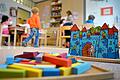 Kindertagesstätte       -  Der Bund überlässt den Ländern weitere vier Milliarden Euro für Qualitätsverbesserungen in den Kitas. Für Umbauten darf das Geld aber nicht mehr genutzt werden. (Archivbild)
