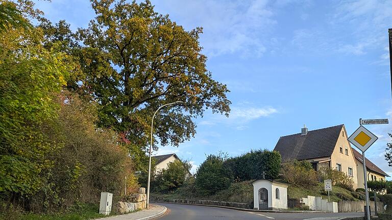 Laut Landkreis ist die Straße zu eng, um eine entschärfende Linie in die Mitte der Straße zu malen.       -  Laut Landkreis ist die Straße zu eng, um eine entschärfende Linie in die Mitte der Straße zu malen.