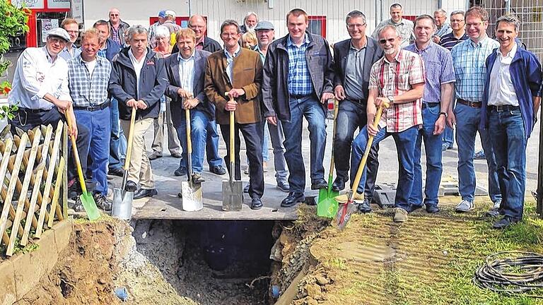 Spatenstich für das Nahwärmenetz in Fladungen: im Bild (vorne, von links) Andreas Hoch, Polier Dietmar Weiß, der zweite Genossenschaftsvorsitzende Erich Karlein, Jürgen Eisentraut vom Amt für ländliche Entwicklung, stellvertretender Landrat Peter Suckfüll, Fladungens dritter Bürgermeister Pius Müller, der Geschäftsführer des Zweckverbands Fränkisches Freilandmuseum, Karsten Eck, der Genossenschaftsvorsitzende Stefan Hippeli, der Vorsitzende des Genossenschaftsaufsichtsrats, Christian Markert, sowie die Aufsichtsräte Jürgen Stelzer und Heribert Popp. Spatenstich für das Nahwärmenetz in Fladungen: im Bild (vorne, von links) Andreas Hoch, Polier Dietmar Weiß, der zweite Genossenschaftsvorsitzende Erich Karlein, Jürgen Eisentraut vom Amt für ländliche Entwicklung, stellvertretender Landrat Peter Suckfüll, Fladungens dritter Bürgermeister Pius Müller, der Geschäftsführer des Zweckverbands Fränkisches Freilandmuseum, Karsten Eck, der Genossenschaftsvorsitzende Stefan Hippeli, der Vorsitzende des Genossenschaftsaufsichtsrats, Christian Markert, sowie die Aufsichtsräte Jürgen Stelzer und Heribert Popp.
