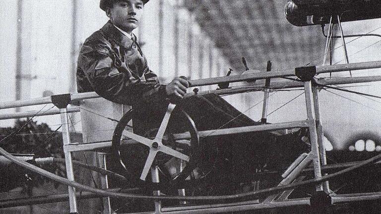 Leo Lendner auf seinem ersten Flugzeug, 1910 in Berlin von ihm gebaut, mit der Bahn nach Würzburg gebracht und in der Ludwigshalle ausgestellt. Hier entstand das Foto. Wir entnahmen das Foto der Broschüre &bdquo;Luftfahrt in Würzburg. Ein Rückblick auf Würzburgs Fluggeschichte&ldquo; von Heinz Gräf und Otto Weber (Würzburg, 1990). Herausgeber: Flugsport-Club Würzburg