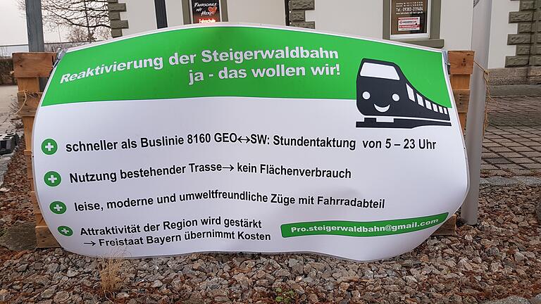 Mit diesem Pro-Steigerwaldbahn-Transparent am Bahnhof in Gerolzhofen antworten die Befürworter einer Reaktivierung der Steigerwaldbahn auf ein Transparent der Bahngegner.