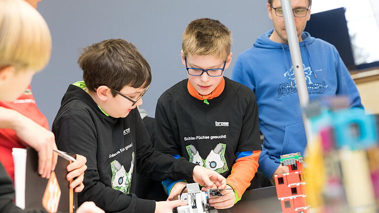 First Lego League       -  Rund 140 Schüler aus 13 unterfränkischen Schulen treten am Freitag (10.01.20) in 16 Teams in der Turnhalle der Wolffskeel-Realschule in Würzburg im Roboter- und Forschungswettbewerb der First Lego League gegeneinander an. Die Neun- bis Sechszehnjährigen haben einen autonom agierenden Roboter konstruiert und programmiert, der am Wettkampftag innerhalb von 2,5 Minuten möglichst viele der vorgegebenen Aufgaben lösen soll.