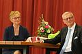 Gotthard Schlereth nimmt schon einmal mit seiner Frau Theresia auf der neuen Sitzgarnitur Platz, einem Geschenk von Mitarbeitern und Gemeinderäten. Foto: Hilmar Ruppert       -  Gotthard Schlereth nimmt schon einmal mit seiner Frau Theresia auf der neuen Sitzgarnitur Platz, einem Geschenk von Mitarbeitern und Gemeinderäten. Foto: Hilmar Ruppert