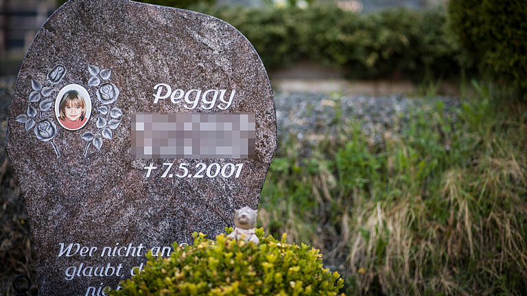 Fall Peggy: Die neue Jagd nach dem alten Unbekannten       -  Kommt jetzt Licht in den Fall Peggy? Bisher liegt das Mädchen nicht in seinem Grab auf dem Friedhof in Nordhalben.