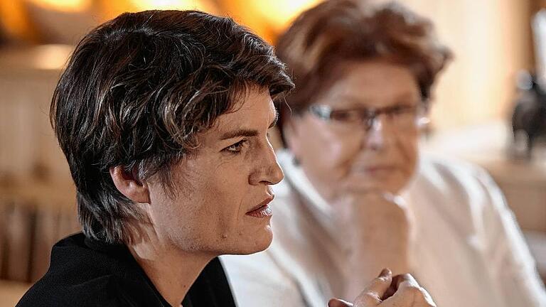 Gespräch mit Barbara Stamm und ihrer Tochter Claudia - Sie ist das älteste Kind von Barbara Stamm und trat beruflich in die Fußstapfen der Mutter: Seit 2009 sitzt Claudia Stamm für Bündnis 90/Die Grünen im Bayerischen Landtag. Die 46-Jährige lebt mit ihrem Mann und den zwei Töchtern in Oberbayern. Ihr Motto lautet: Bewegen. Doch mit zunehmenden Alter zieht es sie öfter zurück nach Würzburg.Foto: Daniel Peter Gespräch mit Barbara Stamm und ihrer Tochter Claudia - Sie ist das älteste Kind von Barbara Stamm und trat beruflich in die Fußstapfen der Mutter: Seit 2009 sitzt Claudia Stamm für Bündnis 90/Die Grünen im Bayerischen Landtag. Die 46-Jährige lebt mit ihrem Mann und den zwei Töchtern in Oberbayern. Ihr Motto lautet: Bewegen. Doch mit zunehmenden Alter zieht es sie öfter zurück nach Würzburg.Foto: Daniel Peter