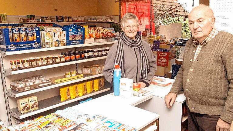 Trappstadt braucht keine zusätzlichen Einkaufsmöglichkeiten, so lange Fritz Niedt (hier mit Kundin Erika Bauer) seinen Laden offenhält.