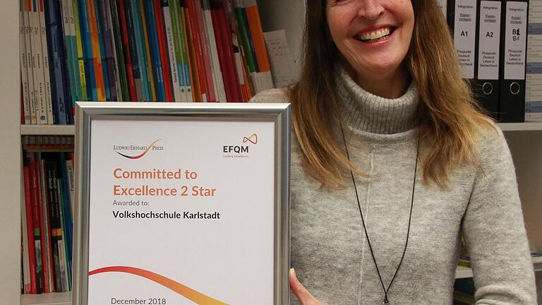 Claudia Ruppert, Leiterin der Volkshochschule Karlstadt, mit der Anerkennungsurkunde für hervorragende Qualität. Claudia Ruppert, Leiterin der Volkshochschule Karlstadt, mit der Anerkennungsurkunde für hervorragende Qualität.