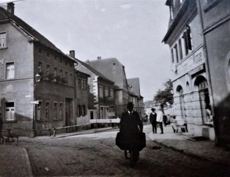 Blick in die Bahnhofstraße in Gerolzhofen. Das dritte Haus auf der linken Seite gehörte der jüdischen Familie Reinhold. Blick in die Bahnhofstraße in Gerolzhofen. Das dritte Haus auf der linken Seite gehörte der jüdischen Familie Reinhold.