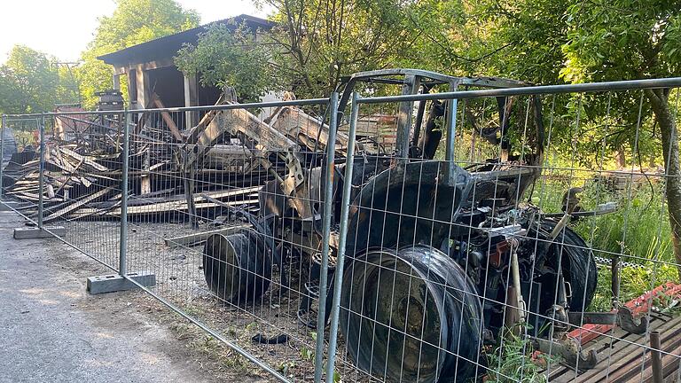 Nur noch ein Wrack ist dieser Traktor, der dem Brand in Ginolfs zum Opfer fiel. Nur noch ein Wrack ist dieser Traktor, der dem Brand in Ginolfs zum Opfer fiel.
