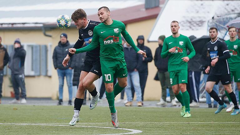 Lukas Behringer, hier im Duell mit Marco Wadel von Alemannia Haibach, erzielte das einzige Tor für den ASV Rimpar im Toto-Pokal-Erstrundenduell gegen die DJK Hain.