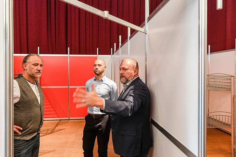 Landrat Thomas Eberth (rechts) mit Fabian Hollmann und Objektbetreuer Harald Brandt (links) in der neu eingerichteten Notunterkunft in Güntersleben. Landrat Thomas Eberth (rechts) mit Fabian Hollmann und Objektbetreuer Harald Brandt (links) in der neu eingerichteten Notunterkunft in Güntersleben.