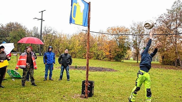 Bierfass werfen: 22 Kilo mussten bei den Hohestadter Highland-Games über die Latte gewuchtet werden. Bierfass werfen: 22 Kilo mussten bei den Hohestadter Highland-Games über die Latte gewuchtet werden.