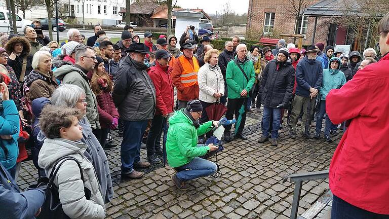 Solidaritätskundgebung für Kirchenasyl und Pfarrerin Otminghaus - Die Staatsanwaltschaft hat ein Ermittlungsverfahren gegen alle Pfarrer eingeleitet, die derzeit in Bayern Kirchenasyl gewähren, damit auch gegen Pfarrerin Doris Otminghaus. Das halten viele, die sich in den Asylhelferkreisen im Landkreis engagieren für einen Einschüchterungsversuch und für nicht angemessen. Deshalb war kurzfristig für Samstag zu einer Solidaritätskundgebung vor die Christuskirche nach Haßfurt aufgerufen worden. Solidaritätskundgebung für Kirchenasyl und Pfarrerin Otminghaus - Die Staatsanwaltschaft hat ein Ermittlungsverfahren gegen alle Pfarrer eingeleitet, die derzeit in Bayern Kirchenasyl gewähren, damit auch gegen Pfarrerin Doris Otminghaus. Das halten viele, die sich in den Asylhelferkreisen im Landkreis engagieren für einen Einschüchterungsversuch und für nicht angemessen. Deshalb war kurzfristig für Samstag zu einer Solidaritätskundgebung vor die Christuskirche nach Haßfurt aufgerufen worden.