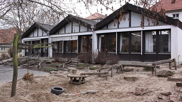 Den Retzbacher Kindergarten durch einen Neubau zu ersetzen, kommt teurer als bisher bekannt. Die Kostenberechnung für die bei einem Architektenwettbewerb ausgewählte Planung ergab fast 5,5 Millionen Euro statt den vier Millionen Euro aus der Kostenschätzung.