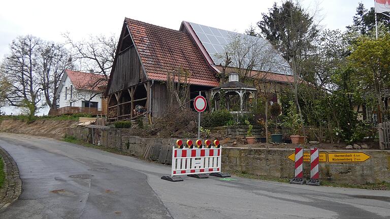 Für die Sicherheit der Bürger: Die Mauer rechts im Bild wird abgetragen und an dieser Stelle ein Gehweg gebaut, der Richtung Ortsausgang bis zum Friedhof führt.