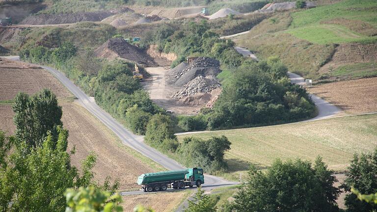 Für die Lastwagen, die die Tongrube (oben im Bild) zwischen Frankenwinheim und Krautheim anfahren, soll eine Linksabbiegerspur auf der Staatsstraße gebaut werden. Das Vorhaben, das der Betreiber der Tongrube umsetzen soll, wartet seit Jahren auf seine Umsetzung.