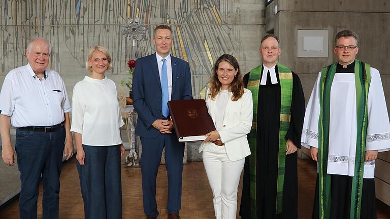 Der Landkreis Main-Spessart hat sich zum 50. Geburtstag ein Goldenes Buch geschenkt. Im Bild (von links): die drei Stellvertreter der Landrätin, Manfred Goldkuhle, Pamela Nembach und Christoph Vogel, Landrätin Sabine Sitter (CSU) und die Dekane Till Roth und Simon Mayer, die das Buch segneten.