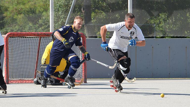 Im vereinsinternen Duell setzte sich der ERV Schweinfurt I mit Maxi Rabs (links) gegen die eigene Reserve (rechts Andi Kleider) durch. Im vereinsinternen Duell setzte sich der ERV Schweinfurt I mit Maxi Rabs (links) gegen die eigene Reserve (rechts Andi Kleider) durch.