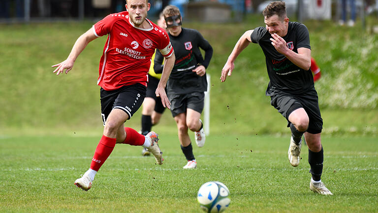 Der FC Fuchsstadt empfängt den TSV Karlburg - Maximalen Einsatz verlangt Martin Halbig von seinen Spielern. Diesen hatte Fuchsstadts Trainer zuletzt gegen die FT Schweinfurt (unser Bild) um den zweifachen Torschützen Dominik Popp (links, im Laufduell mit Nico Neder) nicht immer gesehen. Der FC Fuchsstadt empfängt den TSV Karlburg - Maximalen Einsatz verlangt Martin Halbig von seinen Spielern. Diesen hatte Fuchsstadts Trainer zuletzt gegen die FT Schweinfurt (unser Bild) um den zweifachen Torschützen Dominik Popp (links, im Laufduell mit Nico Neder) nicht immer gesehen.