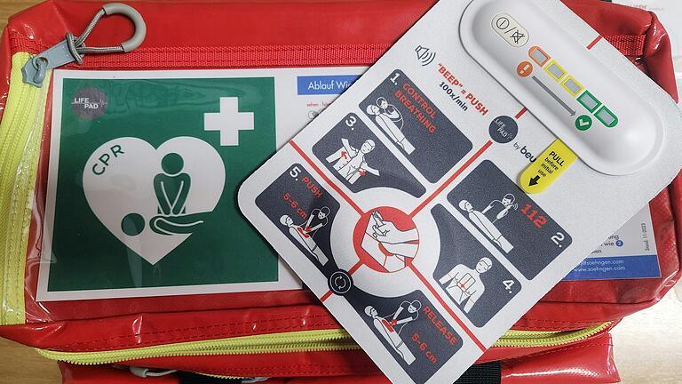 Das Life-Bag der Björn-Steiger-Stiftung ergänzt bei einem Herzstillstand den Einsatz eines Defibrillators. Es trägt dazu bei, dass sich die Dipbacher als „herzsicheres Dorf“ bezeichnen können. Das Life-Bag der Björn-Steiger-Stiftung ergänzt bei einem Herzstillstand den Einsatz eines Defibrillators. Es trägt dazu bei, dass sich die Dipbacher als „herzsicheres Dorf“ bezeichnen können.