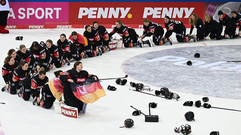 Deutschland - Ungarn - Die deutschen Eishockey-Frauen jubeln über die Olympia-Qualifikation. Deutschland - Ungarn - Die deutschen Eishockey-Frauen jubeln über die Olympia-Qualifikation.