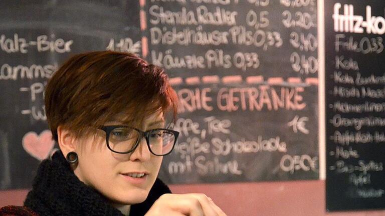 Wuerzburger Jugendzentrum Bechtolsheimer Hof       -  Eva Uckermann macht beim freiwilligen Thekendienst im Jugendzentrum Bechtolsheimer Hof mit.