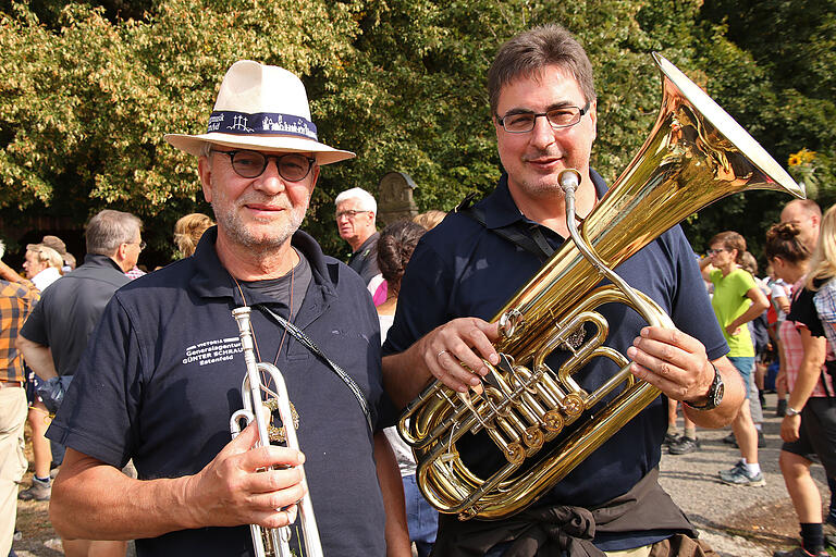 Als längster aktiver Musiker gehörte Nikolaus Peter Hasch (links) schon vor 49 Jahren der Estenfelder Kreuzbergmusik an. Sie wird seit 20 Jahren geleitet von Stefan Ackermann (rechts). Foto: Herbert Ehehalt Als längster aktiver Musiker gehörte Nikolaus Peter Hasch (links) schon vor 49 Jahren der Estenfelder Kreuzbergmusik an. Sie wird seit 20 Jahren geleitet von Stefan Ackermann (rechts). Foto: Herbert Ehehalt