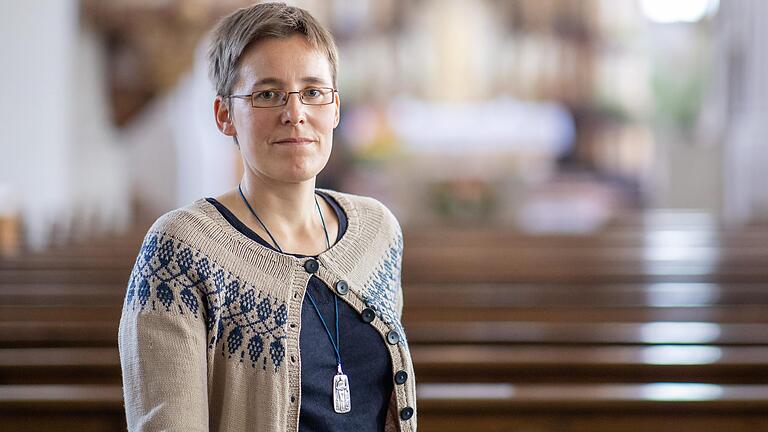 Schwester Juliana Seelmann aus dem Kloster Oberzell (Lkr. Würzburg) gewährte zwei Frauen Kirchenasyl. Am vergangenen Mittwoch wurde sie vom Amtsgericht Würzburg wegen 'Beihilfe zum unerlaubten Aufenthalt' verwarnt. Schwester Juliana Seelmann aus dem Kloster Oberzell (Lkr. Würzburg) gewährte zwei Frauen Kirchenasyl. Am vergangenen Mittwoch wurde sie vom Amtsgericht Würzburg wegen 'Beihilfe zum unerlaubten Aufenthalt' verwarnt.