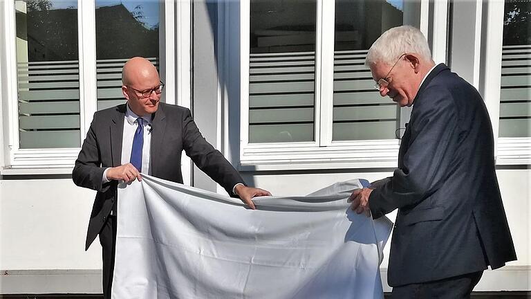 Dr. Josef Schuster (rechts), Präsident des Zentralrats der Juden in Deutschland, enthüllt gemeinsam mit Oberbürgermeister Dr. Dirk Vogel (SPD) am Platz der einstigen Synagoge die von Berufsschülerin Takayo Miura gestaltete hölzerne Gepäckrolle. Foto: Sigismund von Dobschütz - Dr. Josef Schuster (rechts), Präsident des Zentralrats der Juden in Deutschland, enthüllt gemeinsam mit Oberbürgermeister Dr. Dirk Vogel (SPD) am Platz der einstigen Synagoge die von Berufsschülerin Takayo Miura gestaltete hölzerne Gepäckrolle. Foto: Sigismund von Dobschütz Dr. Josef Schuster (rechts), Präsident des Zentralrats der Juden in Deutschland, enthüllt gemeinsam mit Oberbürgermeister Dr. Dirk Vogel (SPD) am Platz der einstigen Synagoge die von Berufsschülerin Takayo Miura gestaltete hölzerne Gepäckrolle. Foto: Sigismund von Dobschütz - Dr. Josef Schuster (rechts), Präsident des Zentralrats der Juden in Deutschland, enthüllt gemeinsam mit Oberbürgermeister Dr. Dirk Vogel (SPD) am Platz der einstigen Synagoge die von Berufsschülerin Takayo Miura gestaltete hölzerne Gepäckrolle. Foto: Sigismund von Dobschütz