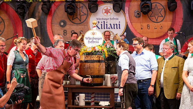 Beim Kiliani-Fassanstich am 1. Juli 2022 brauchte Oberbürgermeister Christian Schuchardt auf der Würzburger Talavera insgesamt neun Schläge bis das Bier aus dem Fass floss.