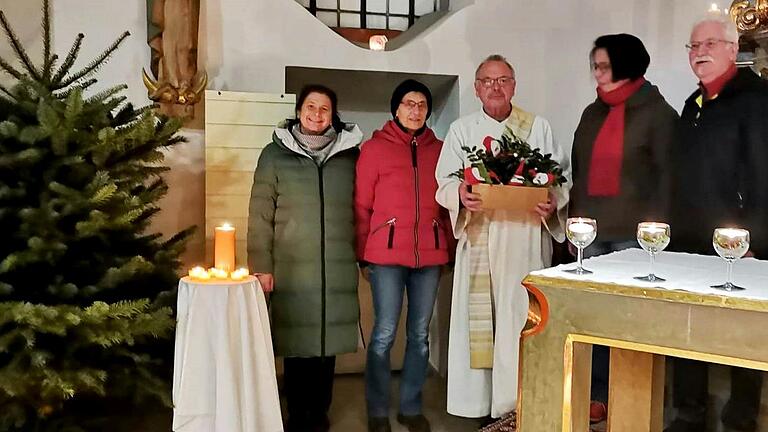 Um den noch unbeleuchteten Hörblacher Christbaum strahlen mit dem Kirchenpatron St. Vitus die Kerzen der Verstorbenen in die Lichterfeier hinein, zusammen mit den Mitgliedern der Kirchenverwaltung Christine Söder, Helle Schösser, Anna Kram und Willi Kleinhans (auf dem Bild fehlt Alfred Grimmer) und Diakon Lorenz Kleinschnitz. Um den noch unbeleuchteten Hörblacher Christbaum strahlen mit dem Kirchenpatron St. Vitus die Kerzen der Verstorbenen in die Lichterfeier hinein, zusammen mit den Mitgliedern der Kirchenverwaltung Christine Söder, Helle Schösser, Anna Kram und Willi Kleinhans (auf dem Bild fehlt Alfred Grimmer) und Diakon Lorenz Kleinschnitz.