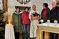 Um den noch unbeleuchteten Hörblacher Christbaum strahlen mit dem Kirchenpatron St. Vitus die Kerzen der Verstorbenen in die Lichterfeier hinein, zusammen mit den Mitgliedern der Kirchenverwaltung Christine Söder, Helle Schösser, Anna Kram und Willi Kleinhans (auf dem Bild fehlt Alfred Grimmer) und Diakon Lorenz Kleinschnitz.