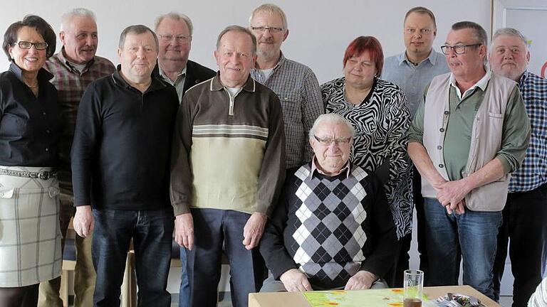 Ehrungen im VdK Ortsverband Sulzfeld. Waltraud Kleinert (links) zeichnete zahlreiche langjährige Mitglieder aus, unter ihnen auch Paul Betz (Mitte sitzend) für 65 Jahre.