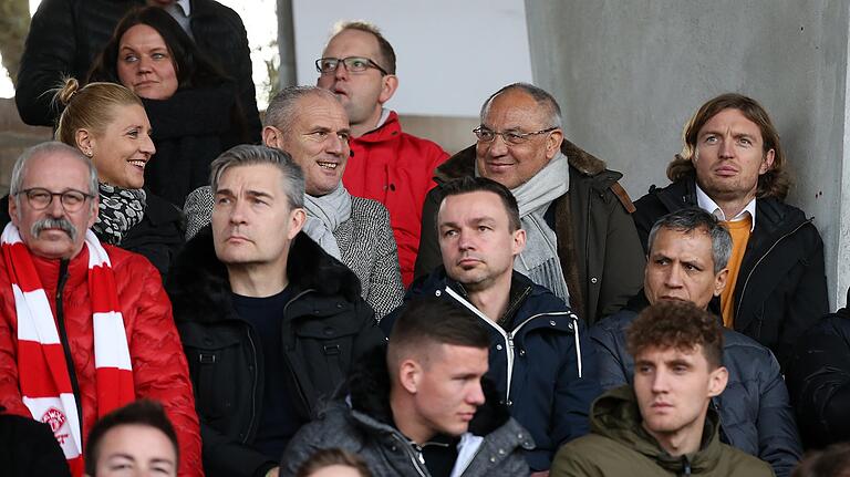 Auf der Tribüne am Dallenberg: Flyeralarm-Fußball-Chef Felix Magath neben dem Kickers-Vorstandsvorsitzenden Daniel Sauer (oben rechts).