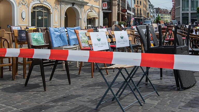 Besonders hart betroffen von der Krise ist die Gastronomie: Auch in Würzburg organisierten Wirte in Würzburg eine 'Stille Demonstration' mit leeren Stühlen am Oberen Markt.