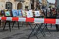 Besonders hart betroffen von der Krise ist die Gastronomie: Auch in Würzburg organisierten Wirte in Würzburg eine 'Stille Demonstration' mit leeren Stühlen am Oberen Markt.