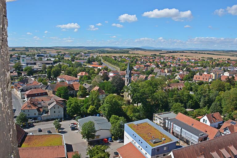 Bad Königshofen im Grabfeld: Eine Hochzeitsfeier war Ausgangspunkt für zahlreiche&nbsp; Corona-Infektionen. Dies führte dazu, dass am Dienstag und Mittwoch alle sechs Schulen in der Stadt geschlossen sind.&nbsp;