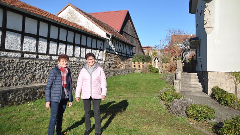 Hier im Garten des ehemaligen Pfarrhauses von Waldsachsen wird am zweiten Adventssonntag das Koch- und Backbuch vorgestellt. Im Bild die Vorsitzenden des Pfarrgemeinderates Erika Fambach und Hildegard Schleyer.