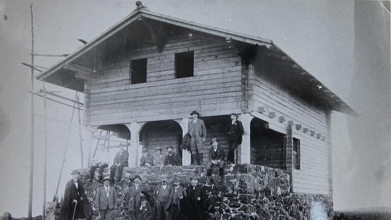 Eine Fotografie aus dem Sommer 1914: Die Kissinger Hütte auf dem Feuerberg während der Bauarbeiten. Ob das Gerüst heute von der Berufsgenossenschaft zugelassen wäre? Foto: Archiv Saale-Zeitung/Repro Johannes Schlereth       -  Eine Fotografie aus dem Sommer 1914: Die Kissinger Hütte auf dem Feuerberg während der Bauarbeiten. Ob das Gerüst heute von der Berufsgenossenschaft zugelassen wäre? Foto: Archiv Saale-Zeitung/Repro Johannes Schlereth