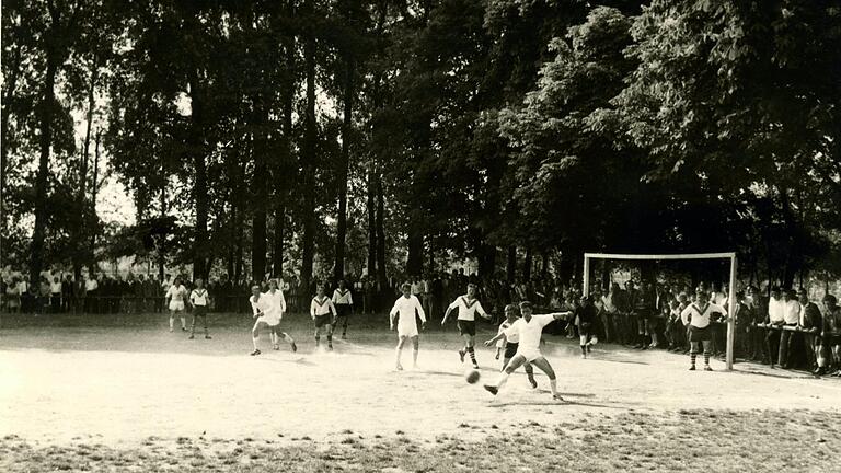 Spiel auf dem alten Sportplatz Richtung Üschersdorf.