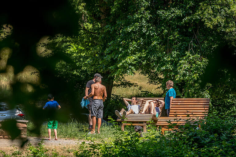 Rund um die Wassertretanlage Gänsbrunnen gibt's Sitzgelegenheiten.