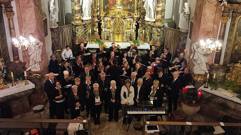 Singkreis Rödelmaier mit der Musikkapelle im Altarraum der wunderschönen Pfarrkirche in Rödelmaier.