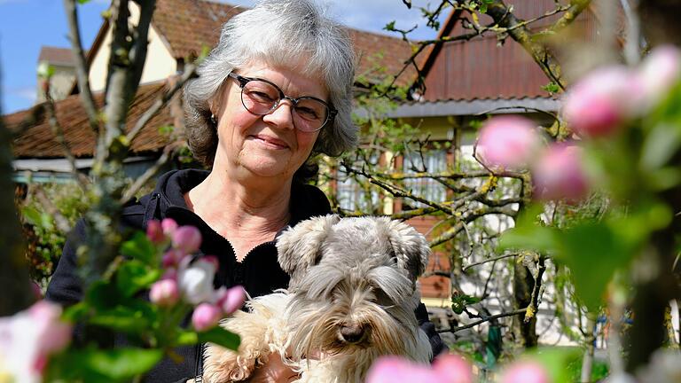 Herrliches Landleben im Grabfeld: Andrea Dobruta mit einem ihrer Tiere. Herrliches Landleben im Grabfeld: Andrea Dobruta mit einem ihrer Tiere.