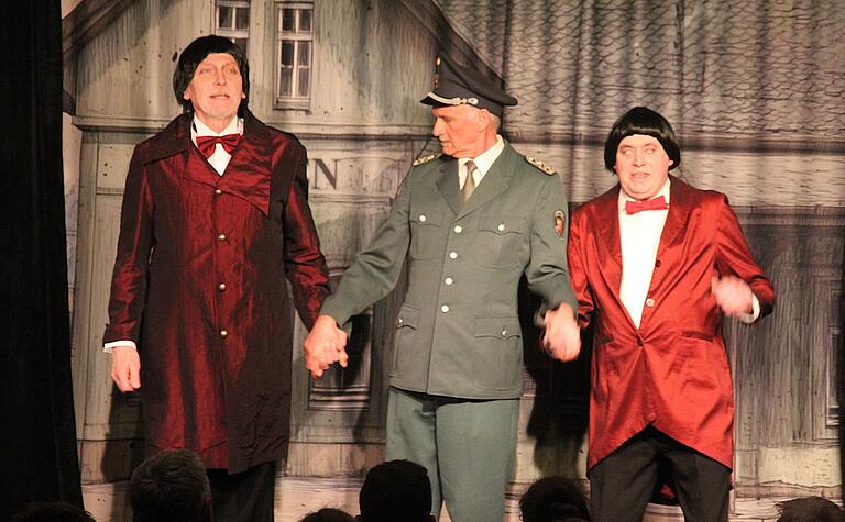 Köstlich: Erich Servatius (links) und Karl-Heinz 'Charly' Weickert (rechts) als Koby & Loby. In der Mitte Robert Rüth als Polizist. Köstlich: Erich Servatius (links) und Karl-Heinz 'Charly' Weickert (rechts) als Koby & Loby. In der Mitte Robert Rüth als Polizist.