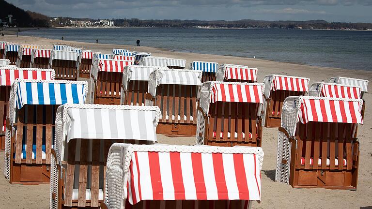 Pfingsten am Strand oder in den Bergen? Wegen der Corona-Pandemie sind Urlauber in diesem Jahr eingeschränkt.