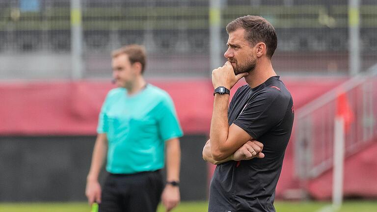 Der Trainer Marco Wildersinn von den Würzburger Kickers grübelt an der Seitenlinie.