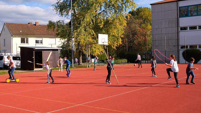 Das Steigerwald-Landschulheim Gymnasium Wiesentheid: Schülerinnen und Schüler bei einer aktiven Pause auf dem Sportplatz.