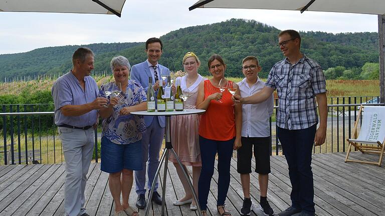 Die Siegerweine 2023/2024 stammen aus dem Weingut Baumann aus Handthal und aus dem Weingut der Winzerfamilie Groha aus Oberschwarzach. Das Bild zeigt: Winzerehepaar Baumann (links), Landrat Florian Töpper (mittig), die Winzerfamilie Groha (rechts) und die Oberschwarzacher Weinprinzessin Laetitia Stockmeyer (mittig).