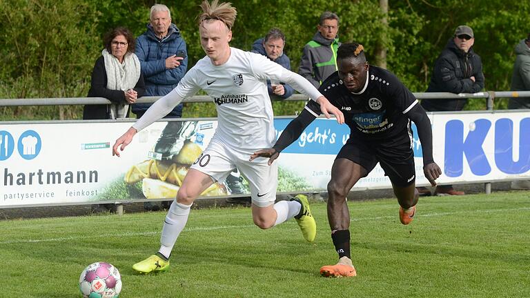 Ein Tor erzielt, eines vorbereitet: Angreifer Marco Kunzmann (links auf einem Archivbild mit dem früheren Rimparer Mamadou Bah) bereitete der Hintermannschaft des VfB Eichstätt einige Probleme.